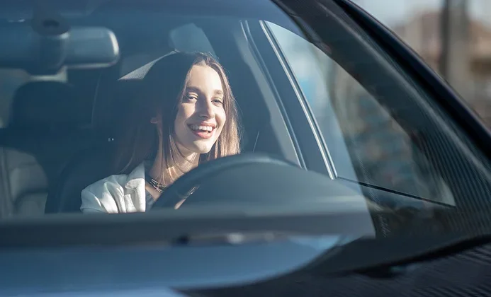 Conductrice au volant d'un véhicule de courtoisie du Garage du Centre à Dun-Le-Palestel (23)