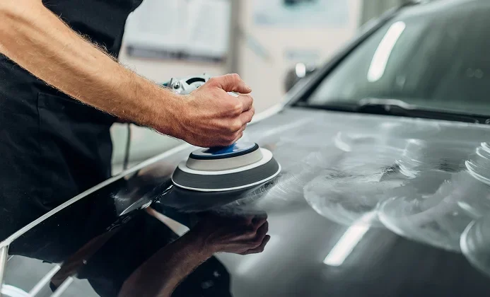 Polissage de la carrosserie d'une voiture au Garage du Centre à Dun-Le-Palestel (23)