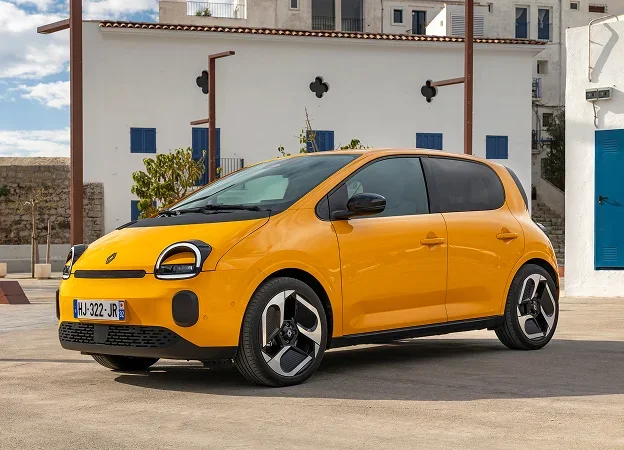 présentation d'une voiture Renault jaune moutarde