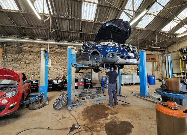 mécanicien du Garage du Centre Renault Dacia en train d'effectuer des réparations sur une voiture à Dun-Le-Palestel (23)