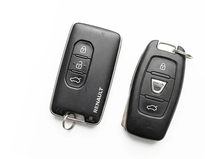 deux clés de voiture Renault et Dacia