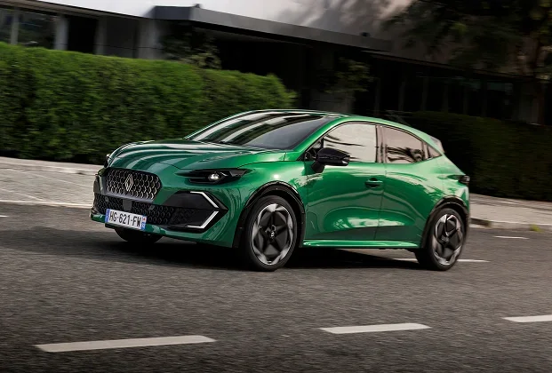 Véhicule neuf Renault vert en circulation